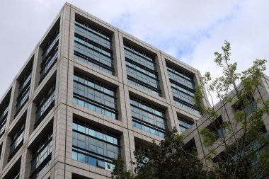 Yüksek binaların modern görünüşü ve cam ve betondan yapılar..