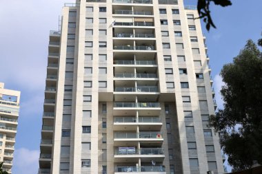 Yüksek binaların modern görünüşü ve cam ve betondan yapılar..