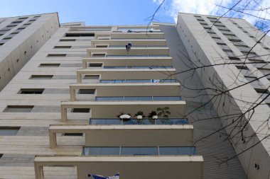 Yüksek binaların modern görünüşü ve cam ve betondan yapılar..