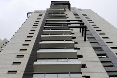 Yüksek binaların modern görünüşü ve cam ve betondan yapılar..