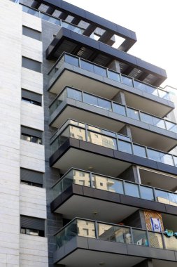 Yüksek binaların modern görünüşü ve cam ve betondan yapılar..