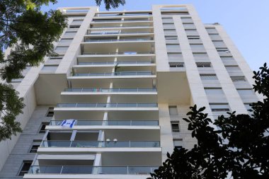 Yüksek binaların modern görünüşü ve cam ve betondan yapılar..