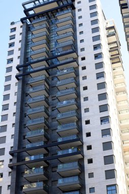 Yüksek binaların modern görünüşü ve cam ve betondan yapılar..