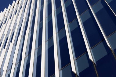 Yüksek binaların modern görünüşü ve cam ve betondan yapılar..