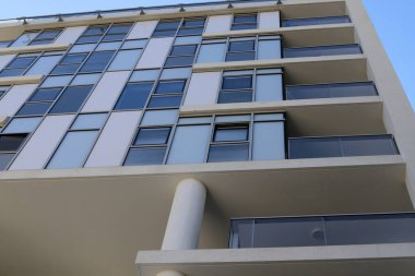 Yüksek binaların modern görünüşü ve cam ve betondan yapılar..