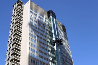 Yüksek binaların modern görünüşü ve cam ve betondan yapılar..