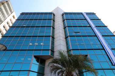 Yüksek binaların modern görünüşü ve cam ve betondan yapılar..