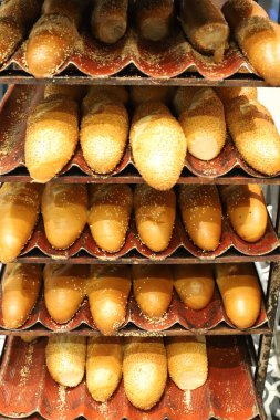 Ekmek ve fırın ürünleri İsrail 'de bir fırında satılıyor..