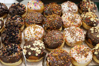 Ekmek ve fırın ürünleri İsrail 'de bir fırında satılıyor..