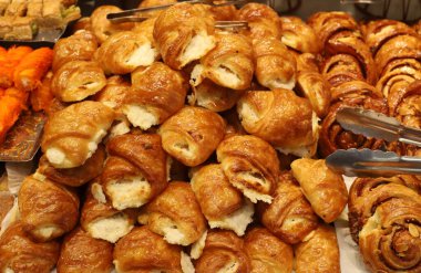 Ekmek ve fırın ürünleri İsrail 'de bir fırında satılıyor..