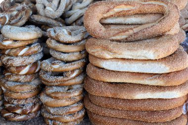 Ekmek ve fırın ürünleri İsrail 'de bir fırında satılıyor..