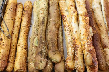 Ekmek ve fırın ürünleri İsrail 'de bir fırında satılıyor..