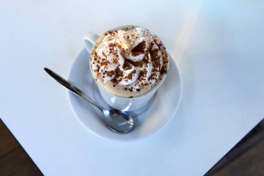 Bir fincan sıcak aromatik kahve. Vektör illüstrasyonu .