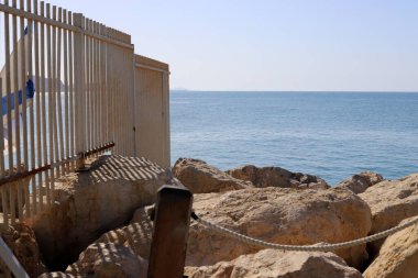 Akdeniz kıyısında taşlar ve kabuklar..