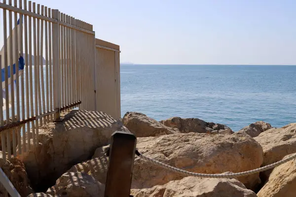 Akdeniz kıyısında taşlar ve kabuklar..