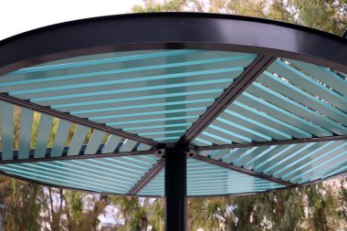 Şehir parkındaki sıcak güneşten korunmak için gölgelik..