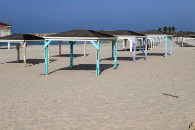 Şehir parkındaki sıcak güneşten korunmak için gölgelik..