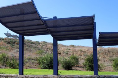 Şehir parkındaki sıcak güneşten korunmak için gölgelik..