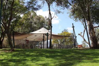 Şehir parkındaki sıcak güneşten korunmak için gölgelik..