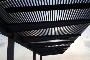 Şehir parkındaki sıcak güneşten korunmak için gölgelik..