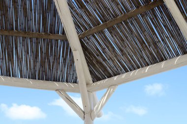 Şehir parkındaki sıcak güneşten korunmak için gölgelik..