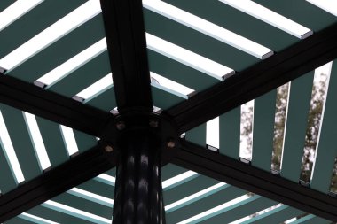 Şehir parkındaki sıcak güneşten korunmak için gölgelik..