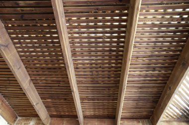 Şehir parkındaki sıcak güneşten korunmak için gölgelik..