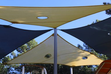 Şehir parkındaki sıcak güneşten korunmak için gölgelik..