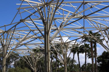 Şehir parkındaki sıcak güneşten korunmak için gölgelik..