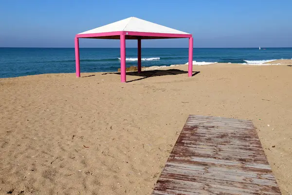 Şehir parkındaki sıcak güneşten korunmak için gölgelik..