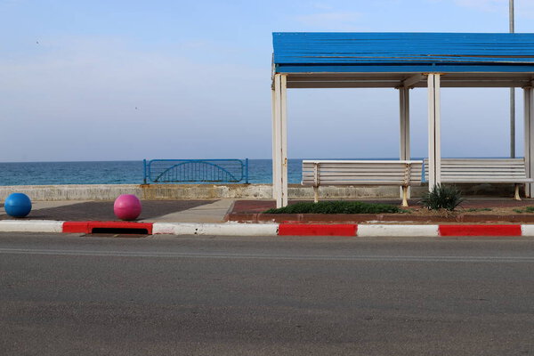 Навес для защиты от жаркого солнца в городском парке.