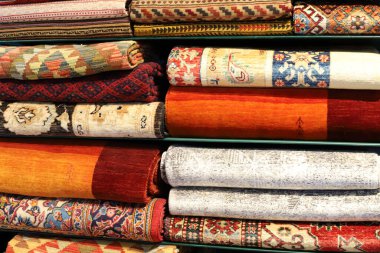      Tel Aviv İsrail 04 / 05 / 2024. Büyük bir alışveriş merkezindeki bir mağazada çeşitli eşyalar ve giysiler sergileniyor..   