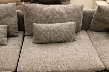      Tel Aviv İsrail 04 / 05 / 2024. Büyük bir alışveriş merkezindeki bir mağazada çeşitli eşyalar ve giysiler sergileniyor..   