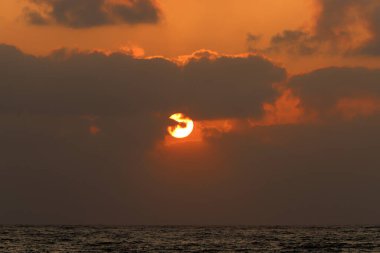 Gün batımında ufkun üzerindeki gökyüzünün rengi ve ışığı..