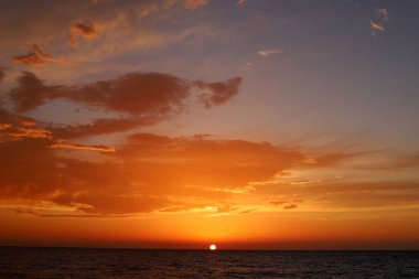 Gün batımında ufkun üzerindeki gökyüzünün rengi ve ışığı..