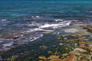 Akdeniz 'deki suyun sığ sulardaki rengi. Doğal soyut arkaplan.