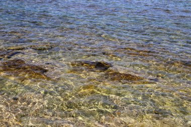 Akdeniz 'deki suyun sığ sulardaki rengi. Doğal soyut arkaplan.