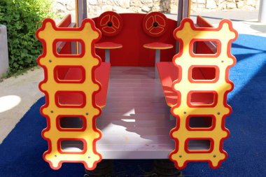 Şehir parkındaki oyun parkında oyun ve spor malzemeleri.