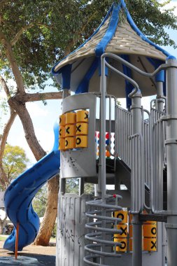 Şehir parkındaki oyun parkında oyun ve spor malzemeleri.