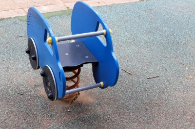 Şehir parkındaki oyun parkında oyun ve spor malzemeleri.