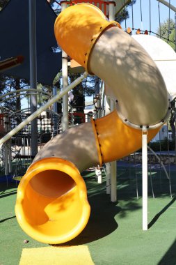 Şehir parkındaki oyun parkında oyun ve spor malzemeleri.