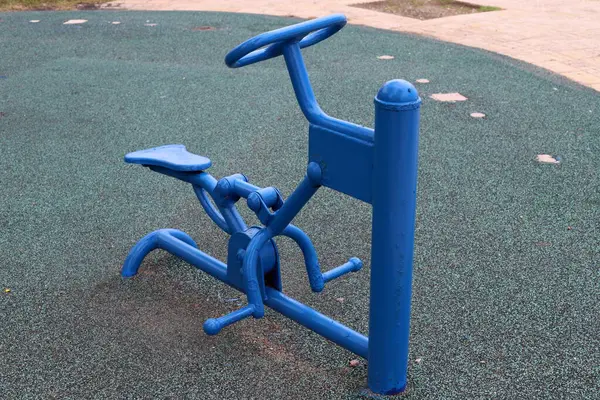 Şehir parkındaki oyun parkında oyun ve spor malzemeleri.