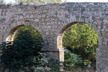 Nüfusun yoğun olduğu bölgelere su sağlamak için eski bir su kemeri..