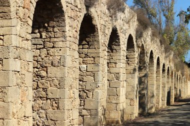 Nüfusun yoğun olduğu bölgelere su sağlamak için eski bir su kemeri..