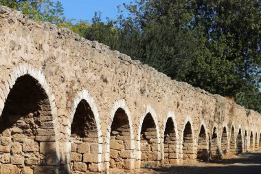Nüfusun yoğun olduğu bölgelere su sağlamak için eski bir su kemeri..