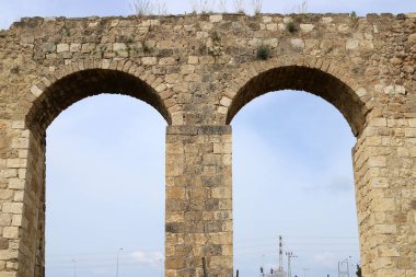 Nüfusun yoğun olduğu bölgelere su sağlamak için eski bir su kemeri..
