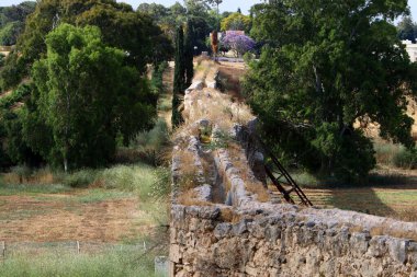 Nüfusun yoğun olduğu bölgelere su sağlamak için eski bir su kemeri..
