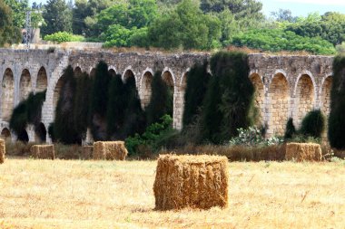 Nüfusun yoğun olduğu bölgelere su sağlamak için eski bir su kemeri..