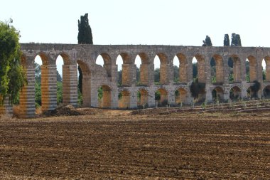 Nüfusun yoğun olduğu bölgelere su sağlamak için eski bir su kemeri..
