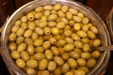 İsrail 'de bir şehir pazarında turşu ve tuzlu sebze satılır..